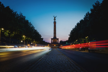 Fototapeta na wymiar Berlin bei Nacht Siegesseule Langzeitbelichtung