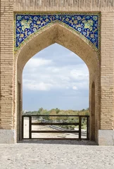 Cercles muraux Pont Khadjou Mur et trottoir du pont Khaju sur la rivière Zayandeh séchée, Isfahan, Iran