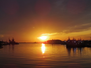北海道釧路港に沈む夕日