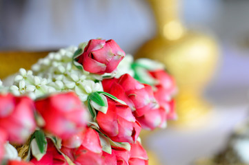 The garlands are decorated with jasmine flowers in many colors.