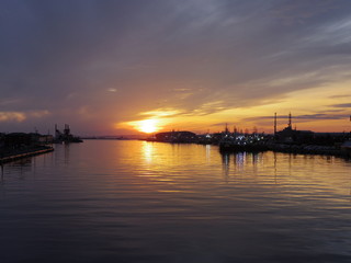 Fototapeta na wymiar 北海道釧路港に沈む夕日