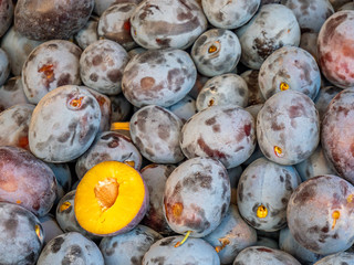 Frisch geerntete und saftige Pflaumen auf dem Markt