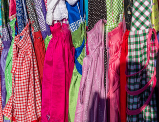 Viele Dirndl Kleidung Trachten auf dem Oktoberfest