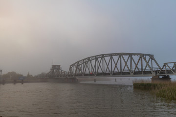 Fototapeta na wymiar Alte Meiningenbrücke zwischen Zingst und Bresewitz im Morgennebel