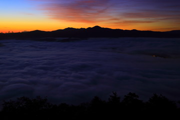 山並みと朝焼けの雲海