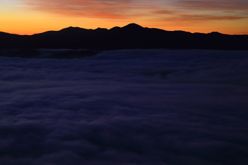 山並みと朝焼けの雲海