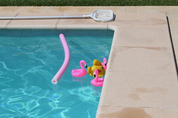 Spielzeug schwimmt im Swimmingpool im Urlaub