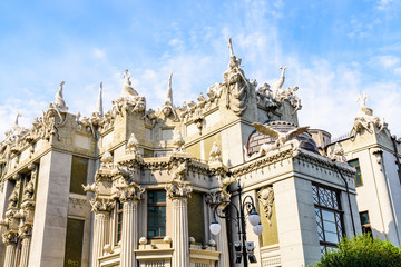 Obraz premium House with chimeras in Kiev, Ukraine. Art Nouveau building with sculptures of the mythical animals was created by architect Vladislav Gorodetsky between 1901 and 1903.