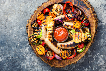 Obraz na płótnie Canvas Grilled sausages with vegetables