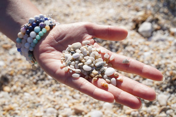 main et petits galets