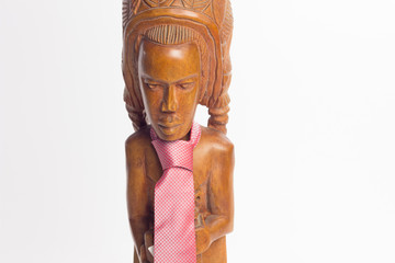 Talla de madera con forma de indio con corbatas anudadas a su cuello a modo de muestrario para la venta de corbatas