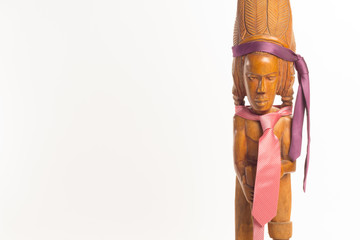 Talla de madera con forma de indio con corbatas de regalo para el día del padre