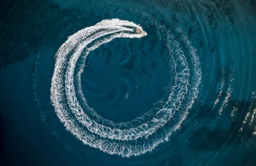 Crédence de cuisine en plexiglas Salle de bain Bateau de vitesse en mer méditerranée faisant un cycle de bulles, vue aérienne