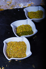 Especias diferentes tomillo romero y perejil 