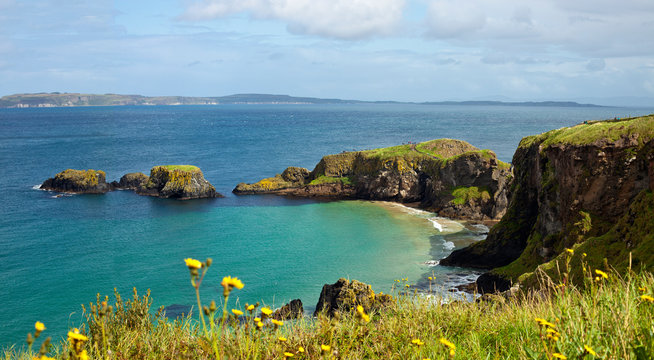 K&uuml;ste Nordirland an einem Sommertag nahe Carrick-a-Rede