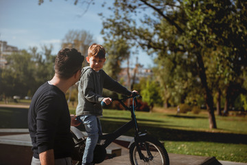 Obraz premium Father Learning his son to ride a bicycle 