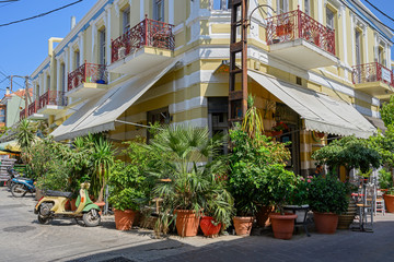 Restaurant hinter Topfpflanzen, Mytilini, Insel Lesbos, Griechenland
