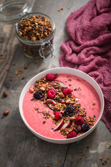 Smoothie bowl fruits rouges nectarines et granola