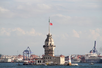 Fototapeta premium Maiden's Tower in Istambul, between Asia and Europe