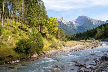 Fototapeta na wymiar Gebirgsfluss in den Alpen