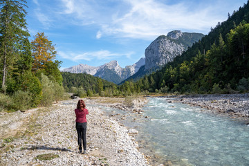 Junge Frau in den Bergen von Tirol