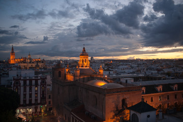 Naklejka premium panoramiczny widok na Sewillę o zachodzie słońca
