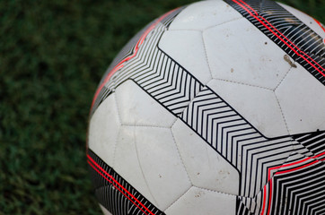 Balón de futbol sobre cespéd artificial