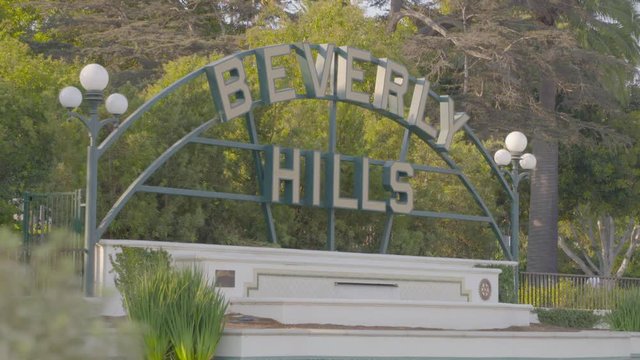 A focusing shot on the beverly hills sign
