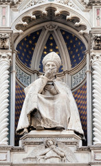Obraz premium St. Antoninus (Antonio Pierozzi, the Archbishop of Florence), Portal of Cattedrale di Santa Maria del Fiore (Cathedral of Saint Mary of the Flower), Florence, Italy 