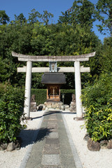 京都、相国寺の境内にある八幡宮の鳥居とお社です