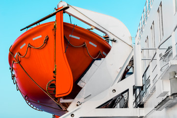 Rettungsboot an Bord eines Schiffes