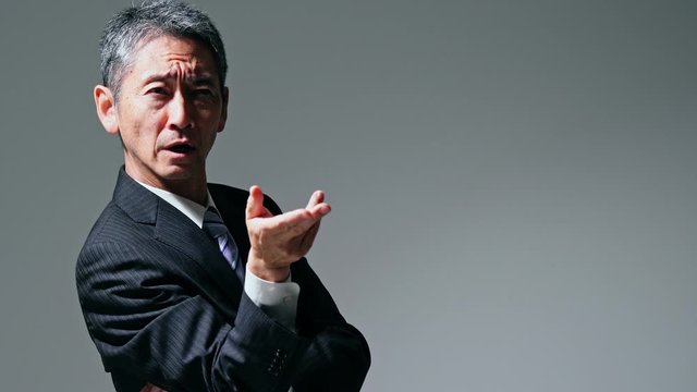 演説する中高年男性