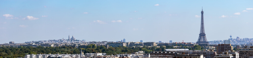 Naklejka premium Panoramic skyline of Paris with the Eiffel tower, Montmartre and Arc de Triomphe. Shot from Parc de Saint-Cloud - France.