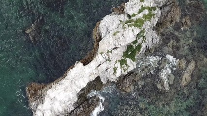 二見岩 岩場に打ち寄せる波 志賀島 曇天 空撮 トラックバック ドリーバック クレーンアップ 上昇 回転 真俯瞰 v13_280(DJI_0130)