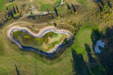 Blick aus dr Vogelperspektive auf einen Golfplatz im Taunus/Deutschland