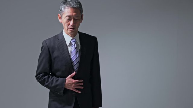 腹痛の中高年男性