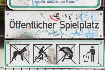 Verbotsschild an öffentlichem Spielplatz