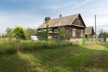 Typisches Wohnhaus in der radioaktiven Tschernobyl-Sperrzone in Belarus (Weißrussland)