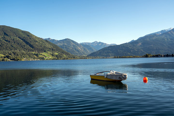 Stille Romantik an einem Alpensee in Österreich