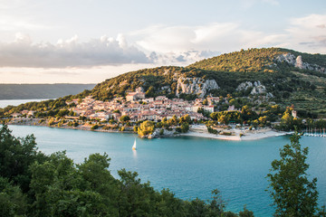 Fototapeta na wymiar Village ashore lake - Provence, France