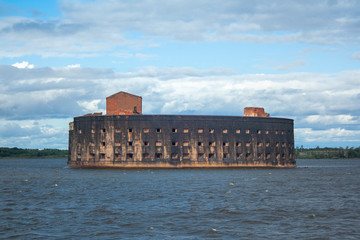 Marine fort alexander 1 on the island in kronstadt saint-petersburg at summer day. Tourist attraction in saint petersburg, russia