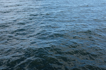 leicht gekräuselte Wasseroberfläche