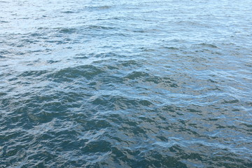 leicht gekräuselte Wasseroberfläche