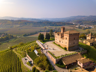 Fototapeta premium Vista aerea del castello di Grinzane Cavour, Langhe, Piemonte, Italia
