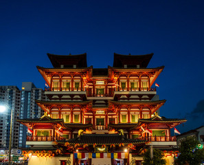 Obraz premium Buddha Tooth Relic Temple and Museum at night in Singapore
