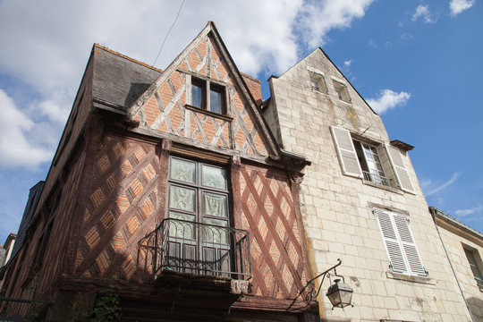 Vieilles maisons &agrave; colombages et en pierres de tuffeau &agrave; Chinon