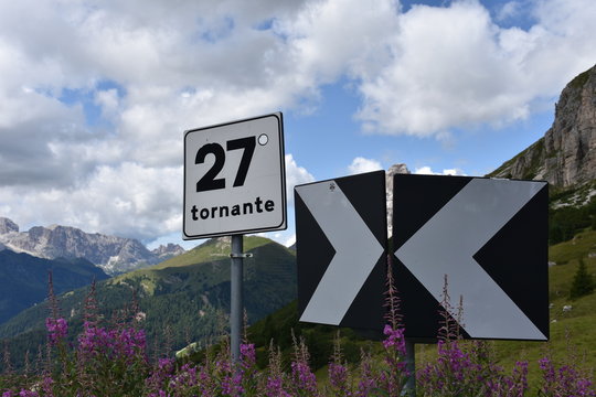 Stra&szlig;e, Kurve, Bergstra&szlig;e, Gebirgsstra&szlig;e, Pass, Passstra&szlig;e, Schild, Tafel, Verkehr, Verkehrszeichen, Zahl, Nummer, Kehre, Hinweis, 27, Richtung, Pfeil, enge Kurfe, Kurve, Linkskurve, Rechtskurve, link