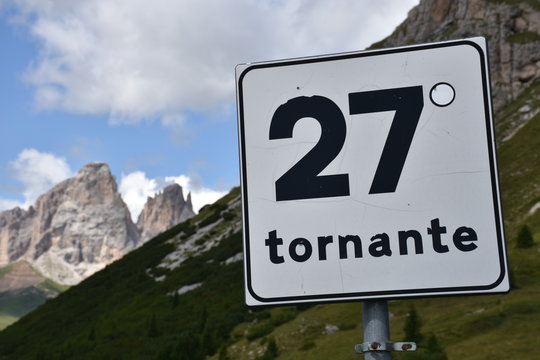 Stra&szlig;e, Kurve, Bergstra&szlig;e, Gebirgsstra&szlig;e, Pass, Passstra&szlig;e, Schild, Tafel, Verkehr, Verkehrszeichen, Zahl, Nummer, Kehre, Hinweis, 27, Richtung, Pfeil, enge Kurfe, Kurve, Linkskurve, Rechtskurve, link