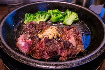 鉄板に乗ったステーキ