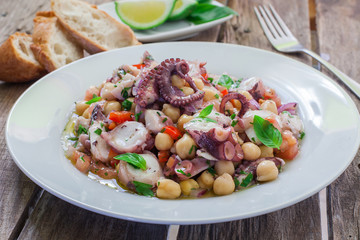 Octopus and chickpeas salad